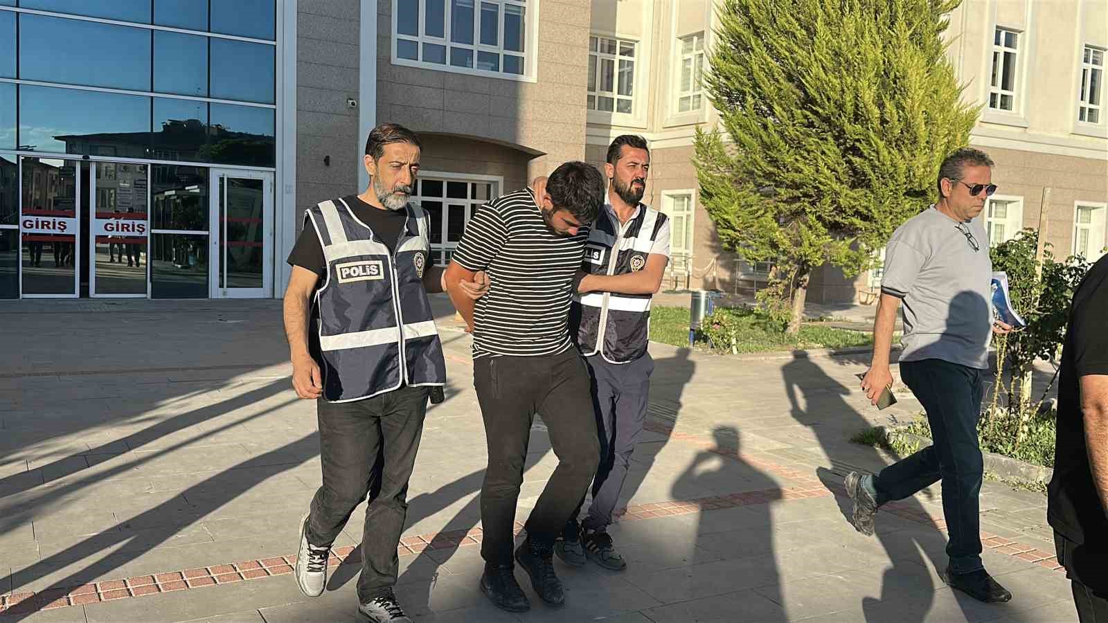 BURDUR’DA EVİNE GELEN ADAMI ÖLDÜREN GENÇ TUTUKLANDI