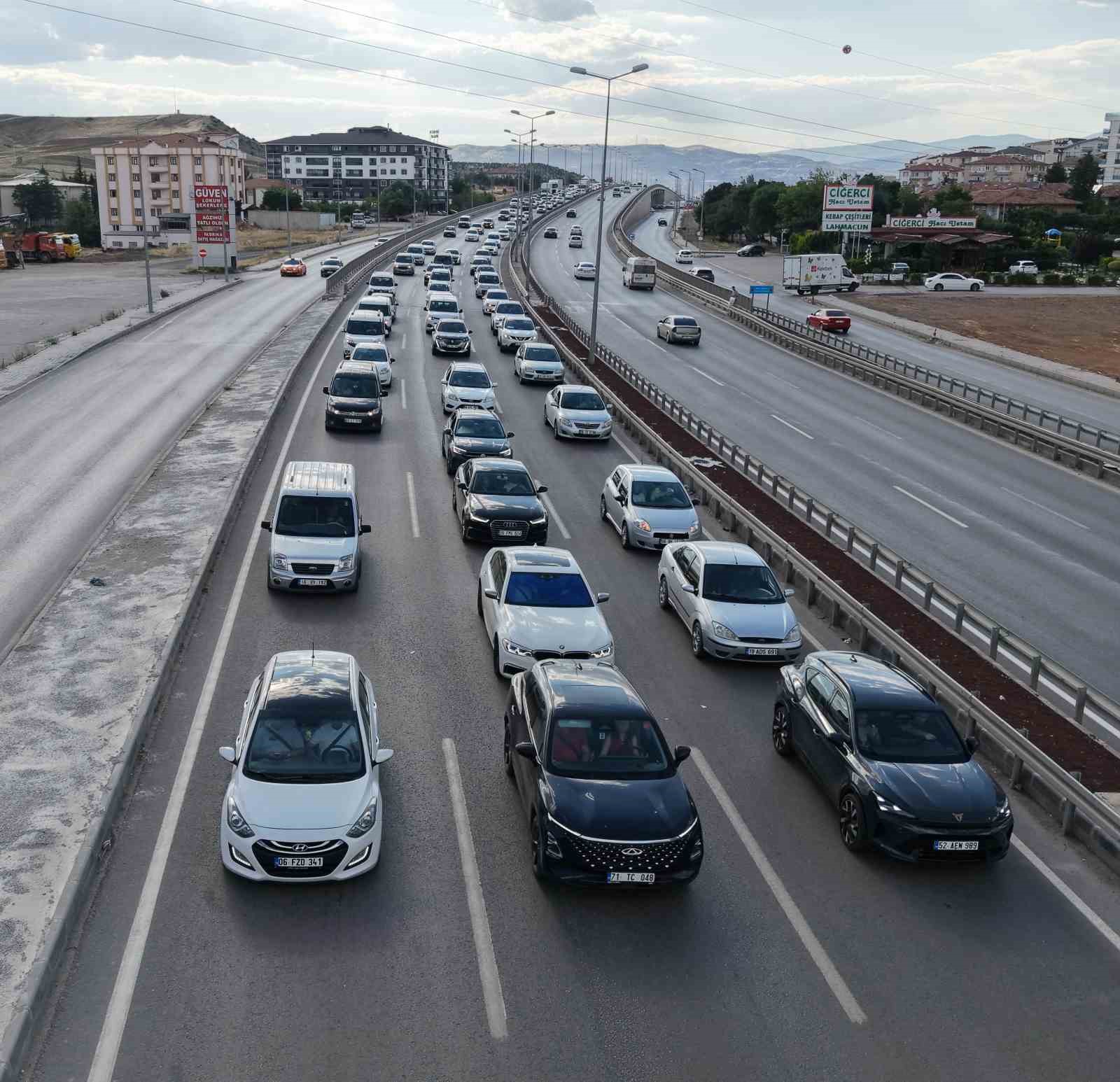 43 İLİN BAĞLANTI NOKTASINDA YAZ TATİLİ HAREKETLİLİĞİ: KAZA TRAFİĞİ DURMA NOKTASINA GETİRDİ