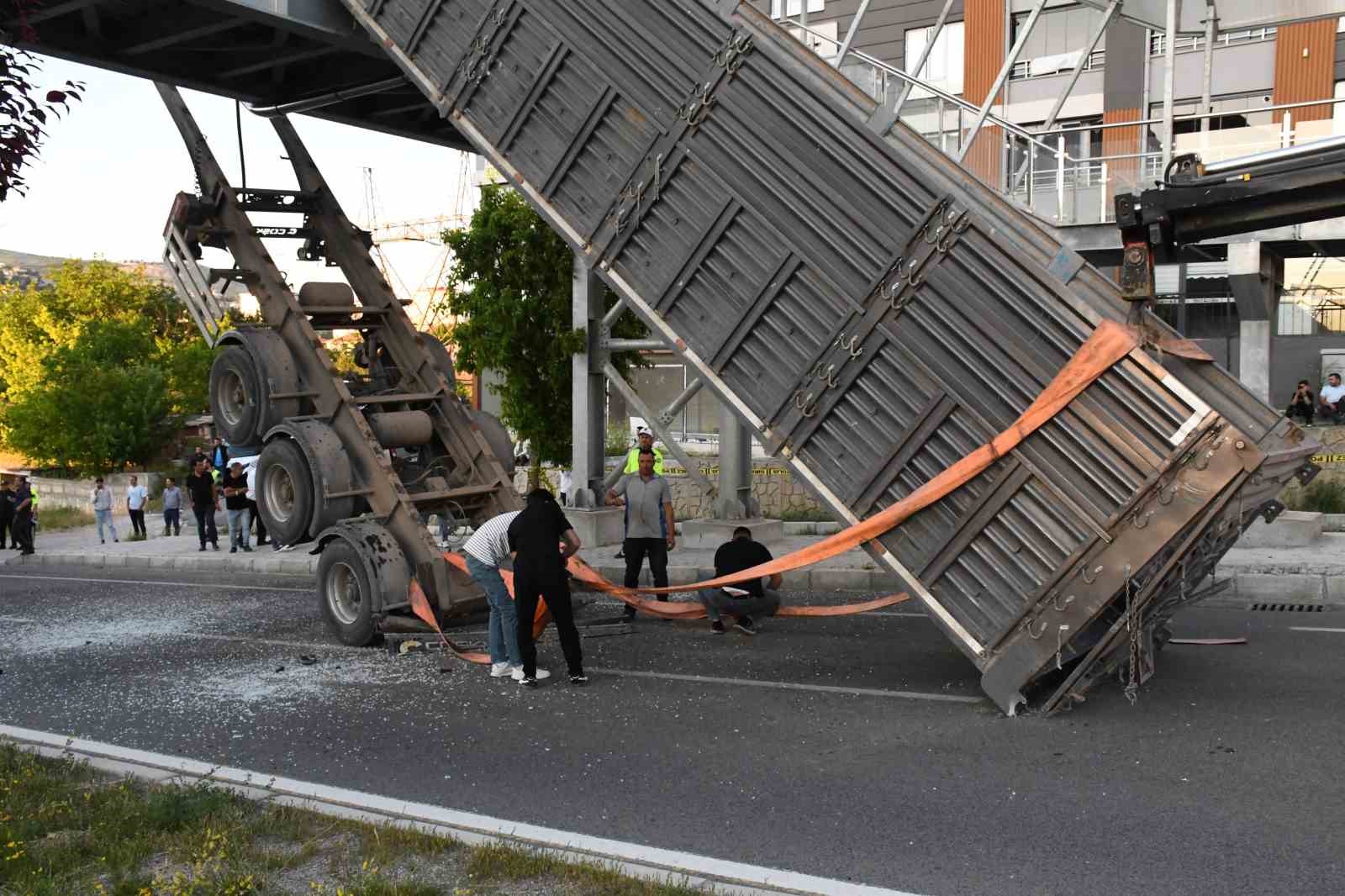 YOZGAT’TA TIRIN DORSESİ ÜST GEÇİDE TAKILDI