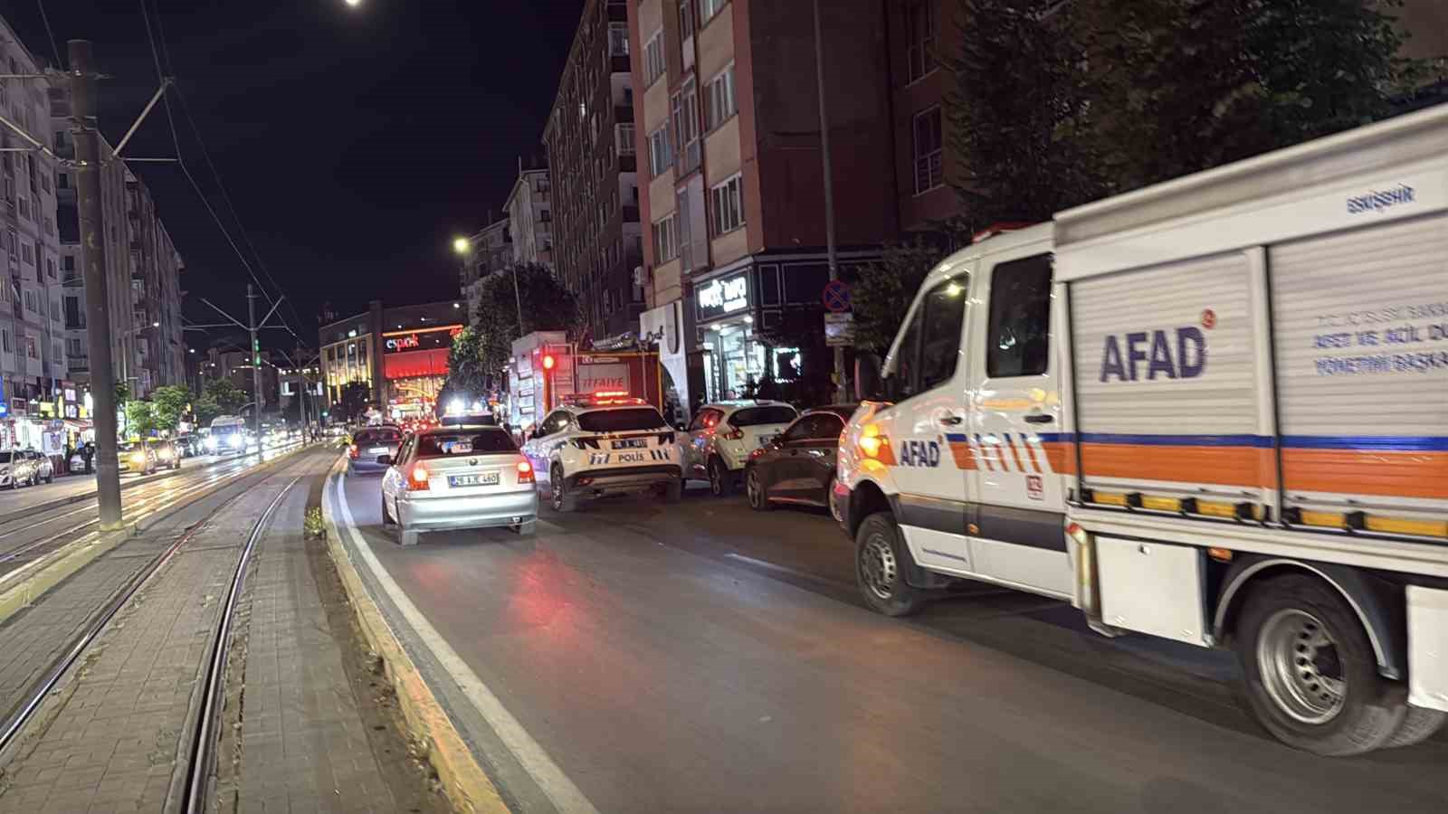 APARTMANDA ÇIKAN YANGINDA DUMANLAR DAİRELERİ SARDI, BİNA TAHLİYE EDİLDİ