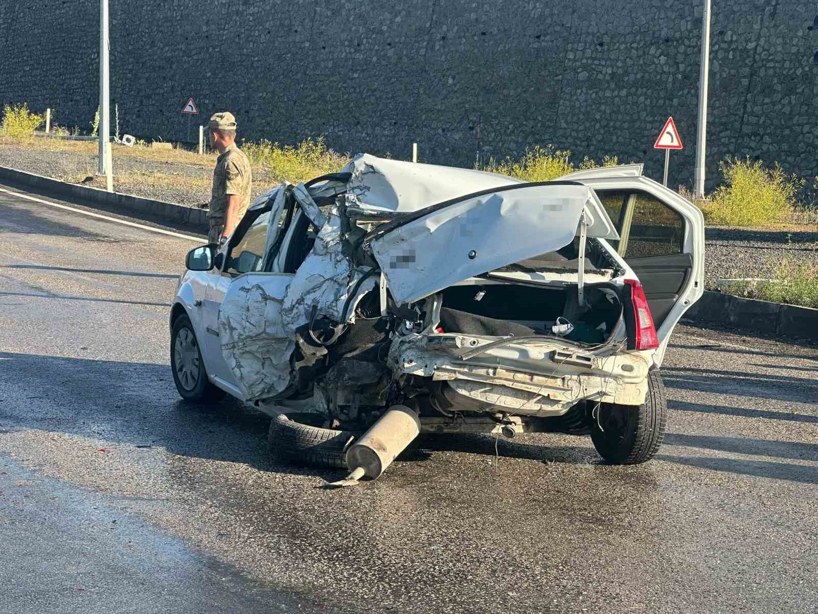 AĞRI’DA FRENİ TUTMAYAN KAMYONET KIRMIZI IŞIKTA DURAN OTOMOBİLE ÇARPTI: 2 YARALI