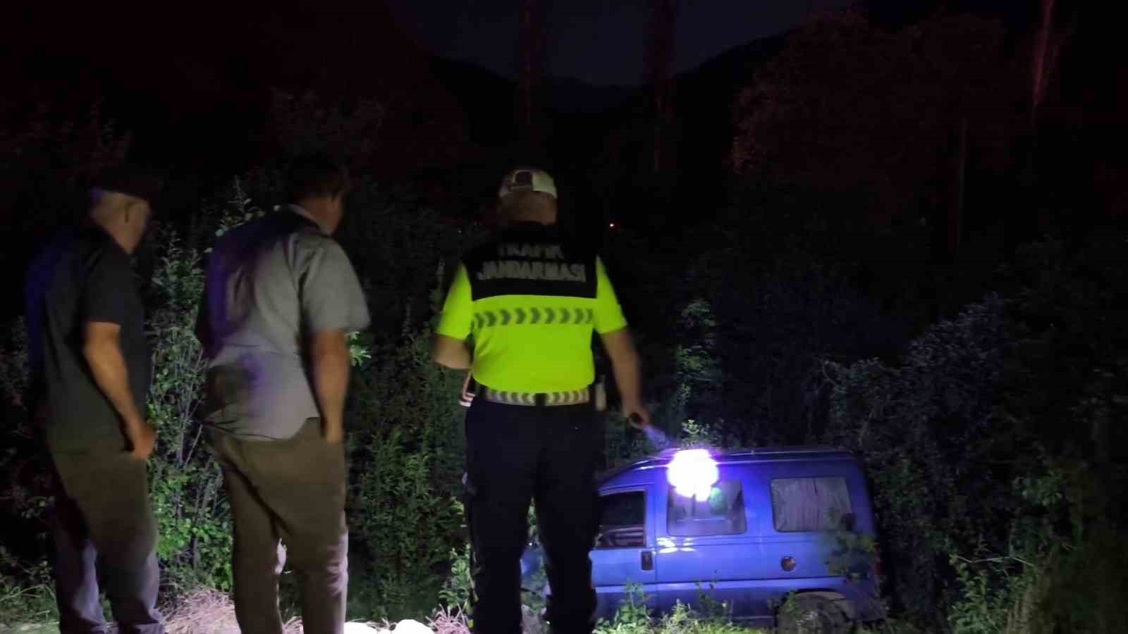 FRENİ PATLAYAN ARAÇ BAHÇEYE UÇTU, SÜRÜCÜ YARALANDI