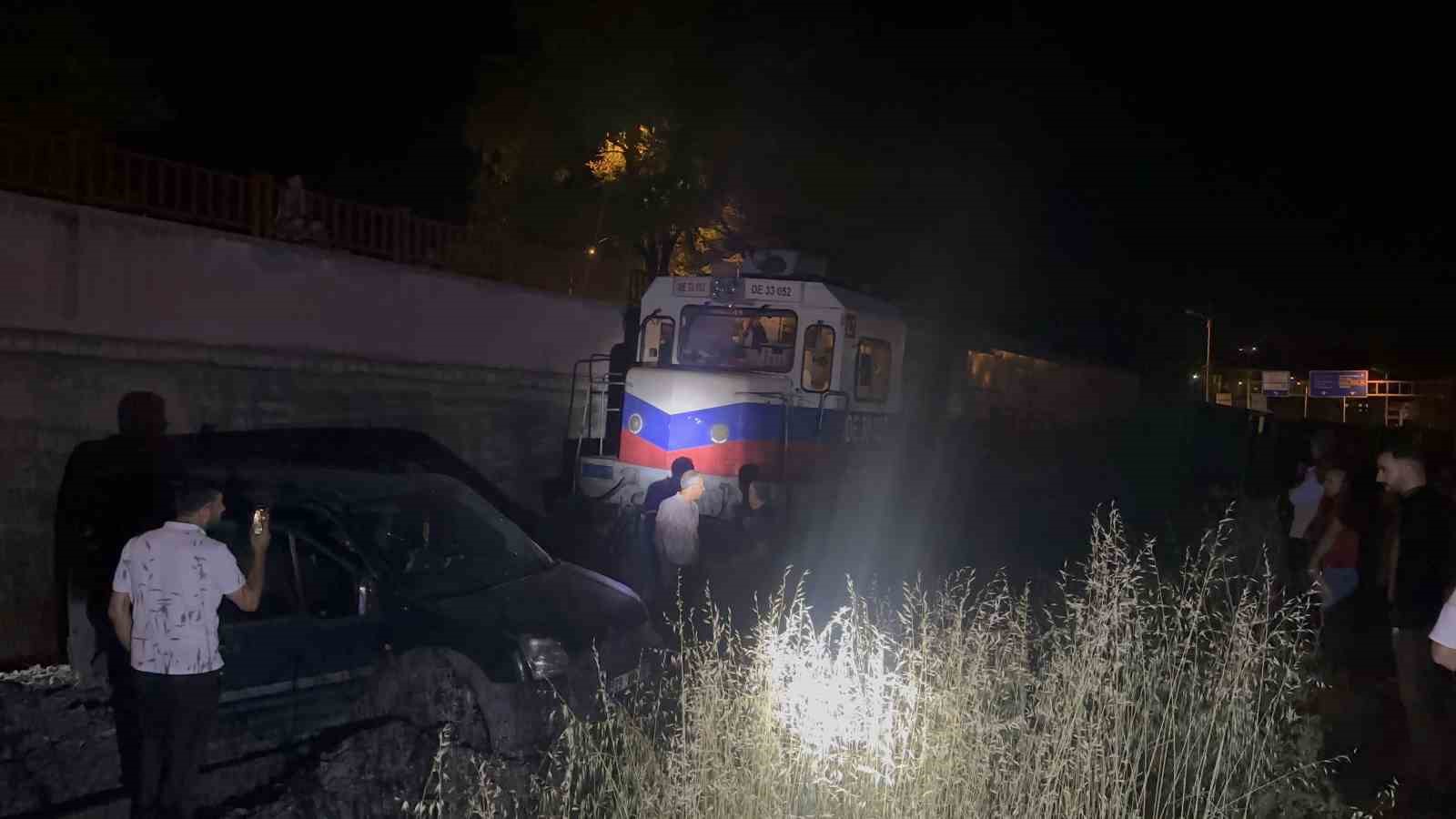 YÜK TRENİ HAFİF TİCARİ ARACI 120 METRE SÜRÜKLEDİ: 2 YARALI