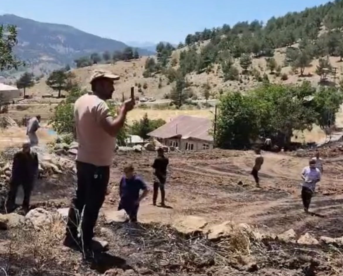 TARIM ARAZİSİ ALEVLERE TESLİM OLDU, YANGINDA ELEKTRİK DAĞITIM ŞİRKETİNİN İHMALİ OLDUĞU İLERİ SÜRÜLDÜ