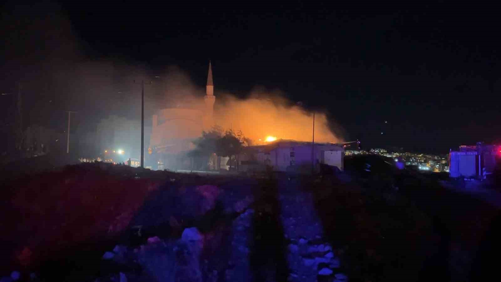 BESNİ’DE RÜZGARIN BÜYÜTTÜĞÜ İŞ YERİ YANGININDA 3 İŞ YERİ HASAR GÖRDÜ, 1 YARALI