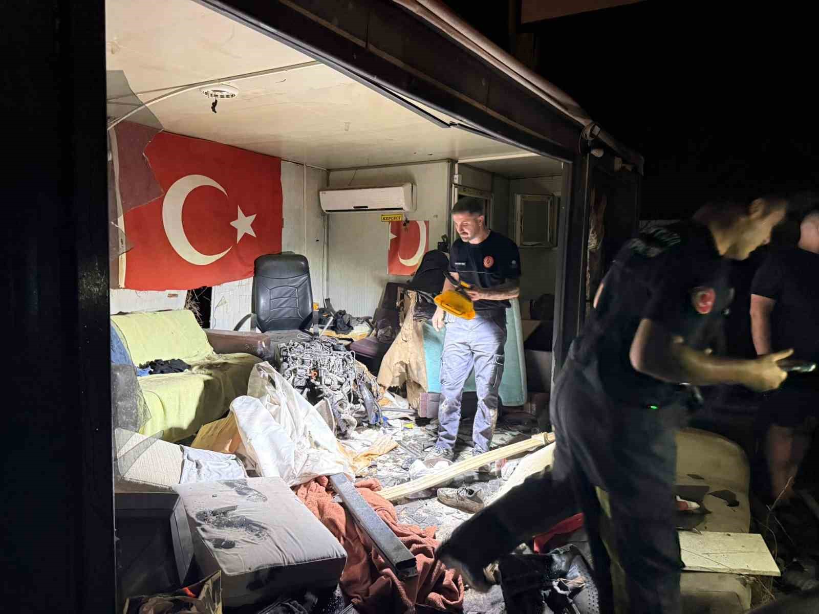 DİREĞE ÇARPAN OTOMOBİLİN MOTORU FIRLAYIP İŞÇİLERİN KALDIĞI BARAKAYA UÇTU: 1 AĞIR YARALI