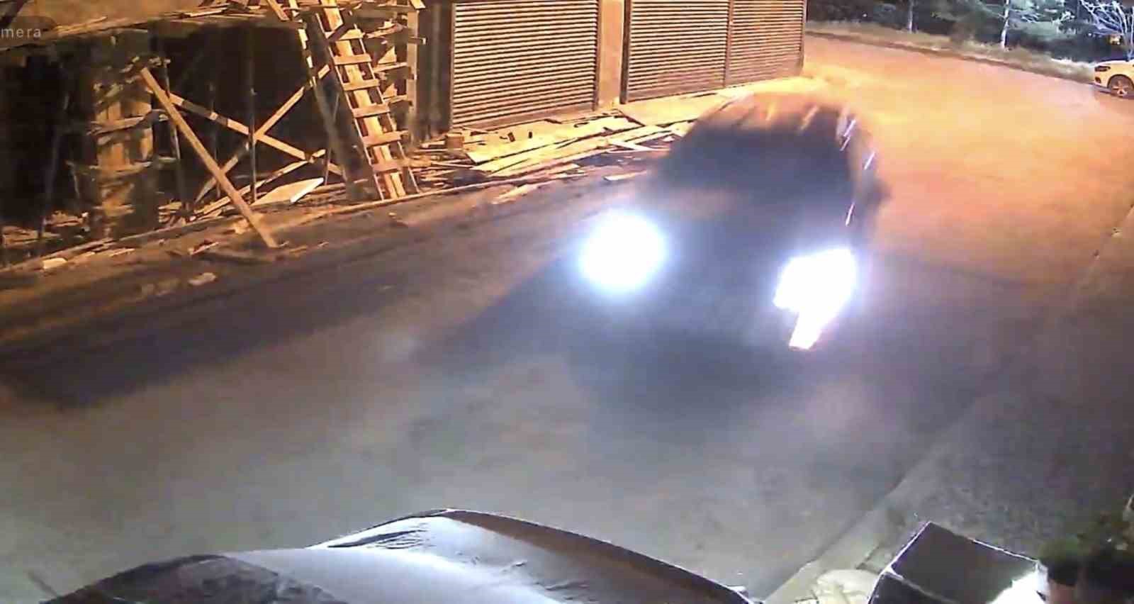 KONTROLDEN ÇIKAN ARAÇ PARK HALİNDEKİ MOTOSİKLET VE ARABAYA ÇARPTI: O ANLAR KAMERADA