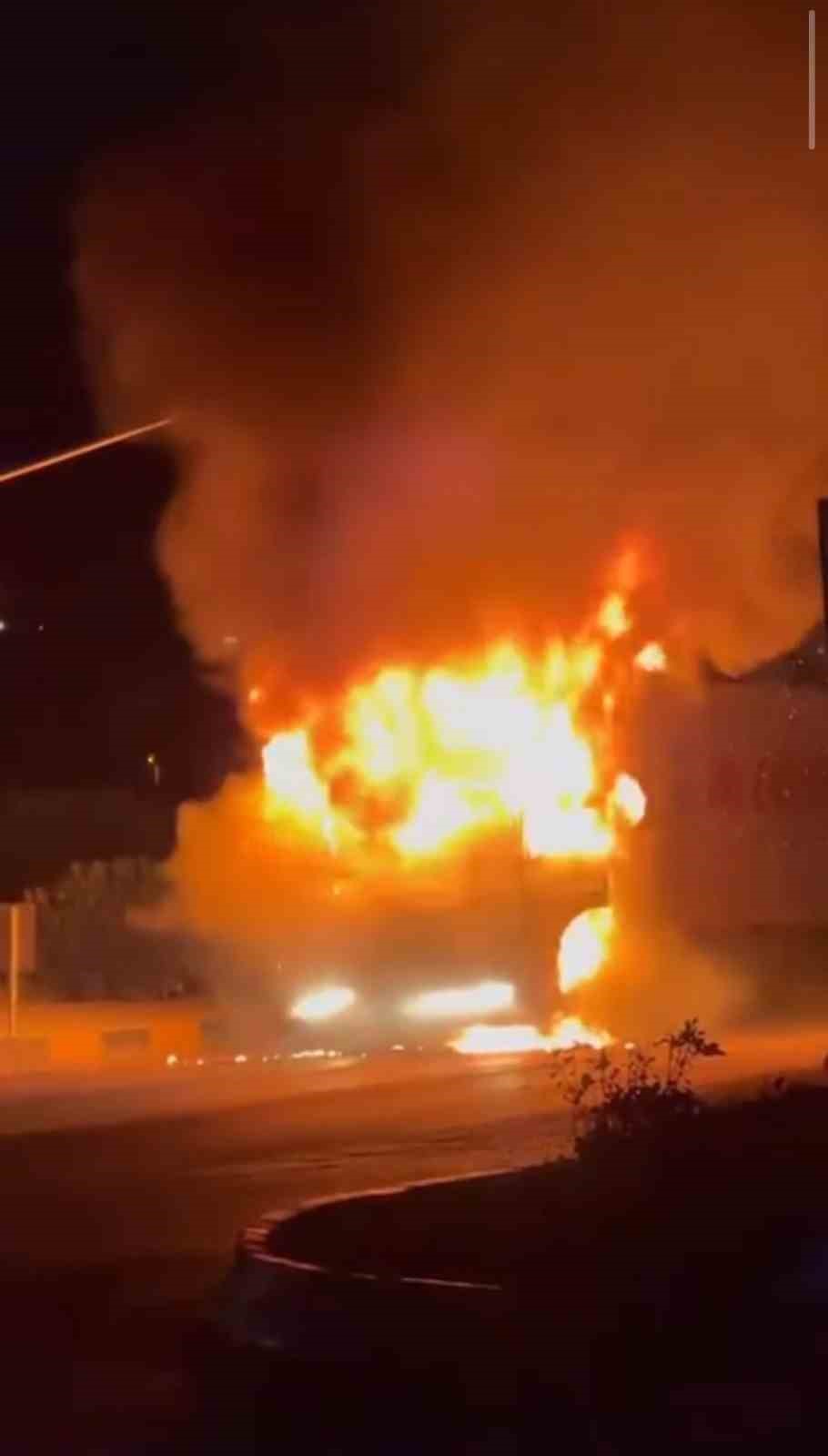 HATAY’DA SEYİR HALİNDE OLAN TIR ALEVLERE TESLİM OLDU