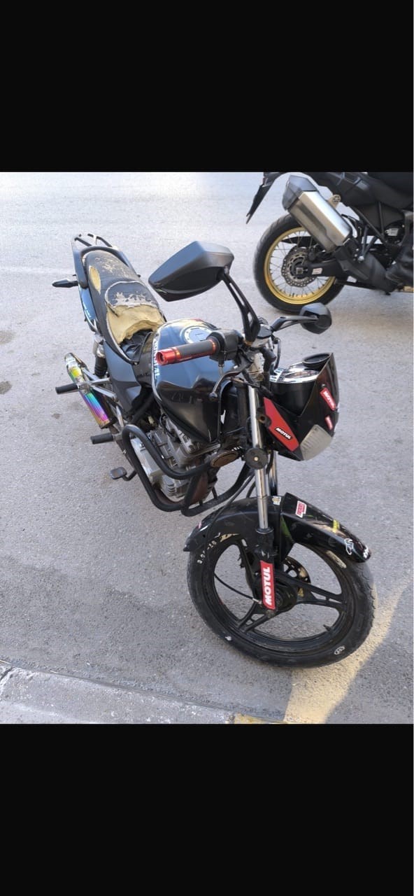 PLAKASIZ MOTOSİKLETLE YOLA ÇIKAN EHLİYETSİZ SÜRÜCÜYE 105 BİN LİRA CEZA
