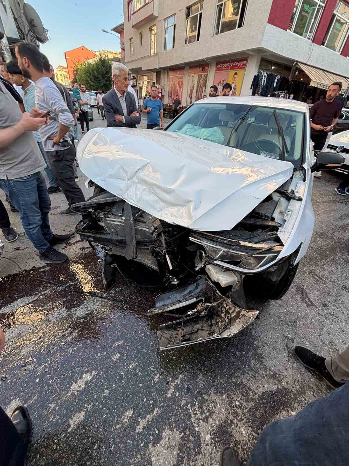 MUŞ’TA ZİNCİRLEME KAZA: 3 ARAÇ BİRBİRİNE GİRDİ