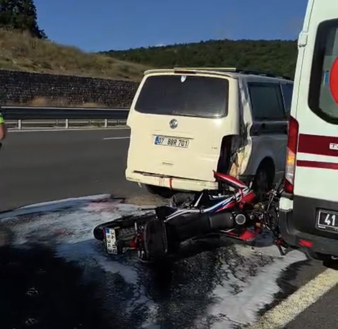 FECİ KAZADA AĞIR YARALANAN MOTOSİKLET SÜRÜCÜSÜ YAŞAM SAVAŞINI KAYBETTİ