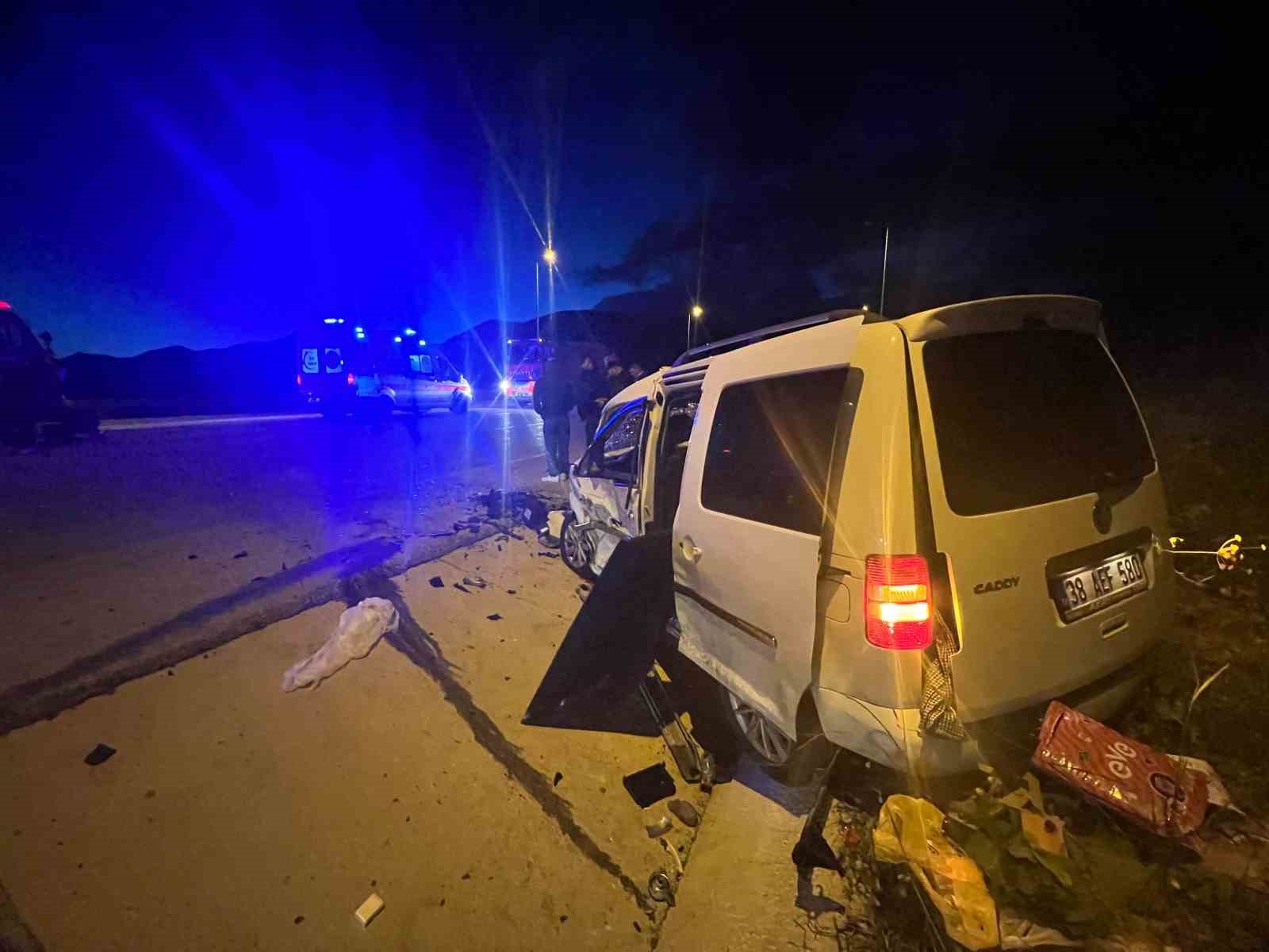 KAYSERİ’DE OTOMOBİLLE HAFİF TİCARİ ARAÇ ÇARPIŞTI: 1 ÖLÜ, 6 YARALI