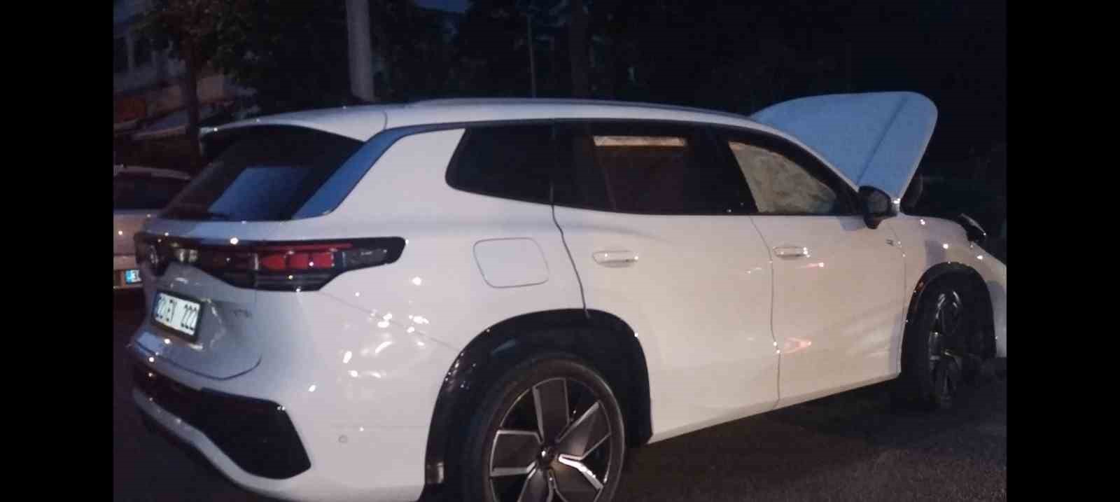 KADIKÖY’DE İKİ OTOMOBİL ÇARPIŞTI: 2 YARALI