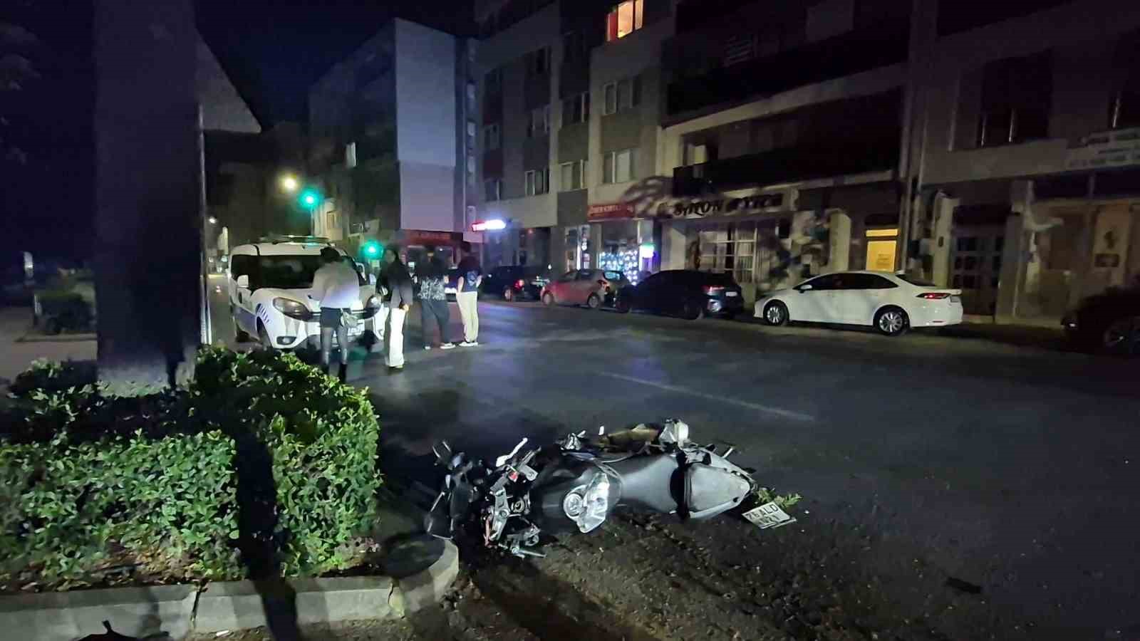 KASİSTEN ÇAPRAZ GEÇMEK İSTEYEN OTOMOBİLE MOTOSİKLET ÇARPTI: 2 YARALI