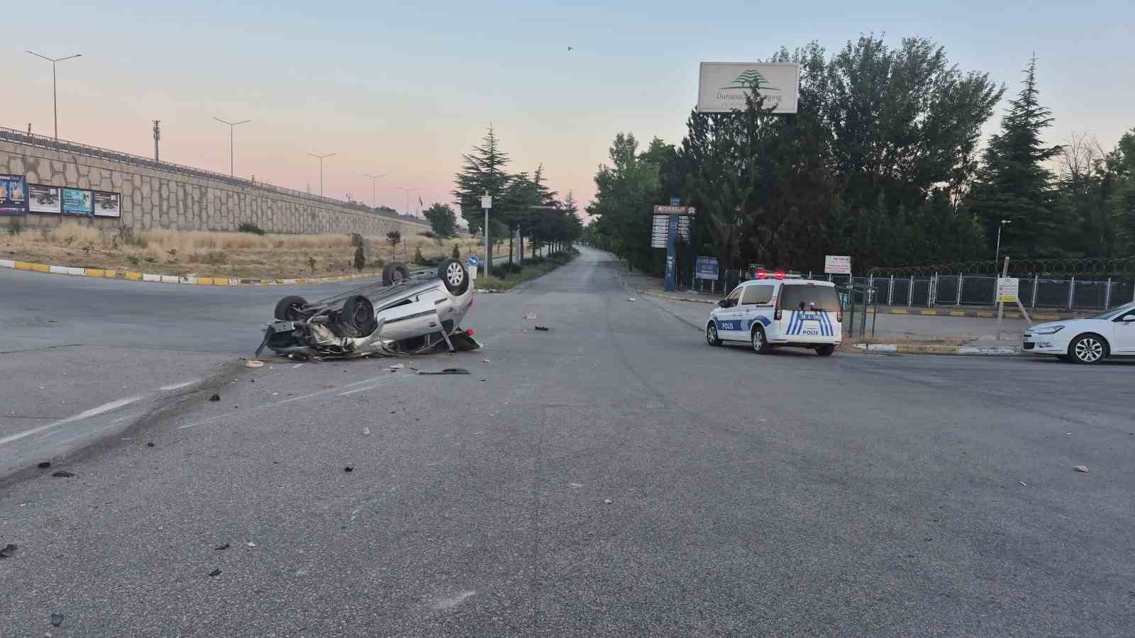 ESKİŞEHİR’DE KONTROLDEN ÇIKAN OTOMOBİL TAKLA ATTI: 1 YARALI