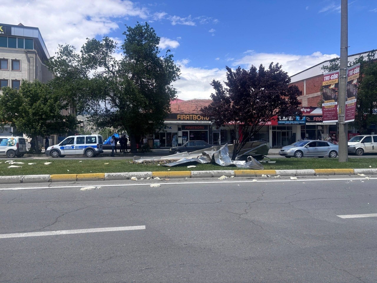ERZİNCAN’DA ŞİDDETLİ RÜZGARDAN AĞAÇLAR DEVRİLDİ, ÇATILAR UÇTU