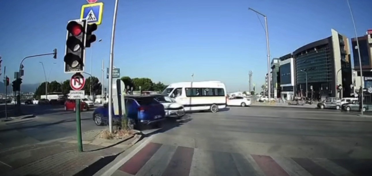 KIRMIZI IŞIK İHLALİ KAZAYA NEDEN OLDU