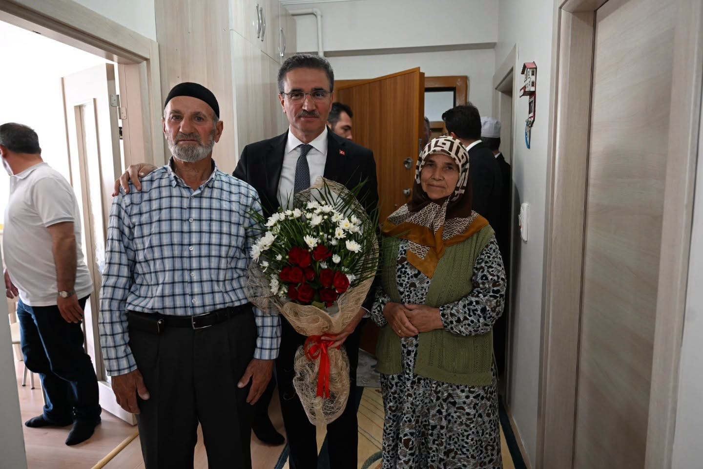 VALİ BARUŞ’TAN NARMAN’DA ŞEHİT AİLESİ VE GAZİYE ANLAMLI ZİYARET
