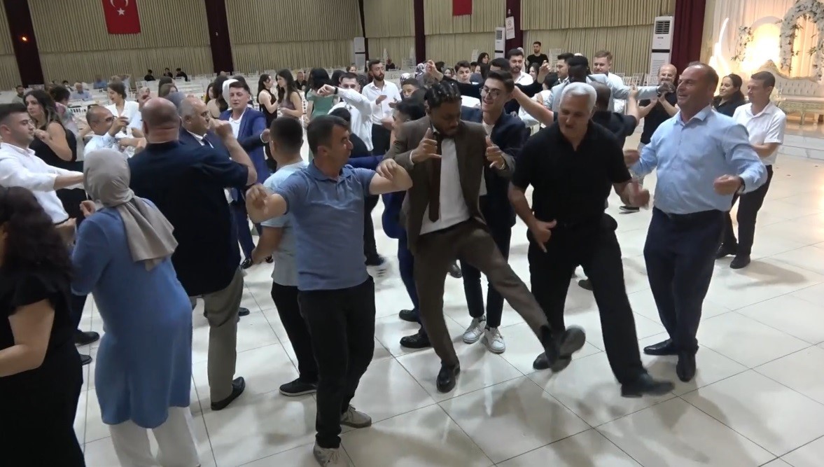 FİLDİŞİ SAHİLLİ GENÇLER DÜĞÜNÜNDE HALAY VE YÖRESEL OYUNLARLA İLGİ ODAĞI OLDU