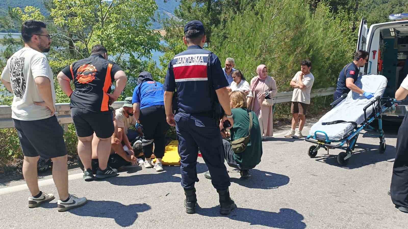MOTOSİKLET İLE MİNİBÜS ÇARPIŞTI: MOTOSİKLET SÜRÜCÜSÜ HAYATINI KAYBETTİ