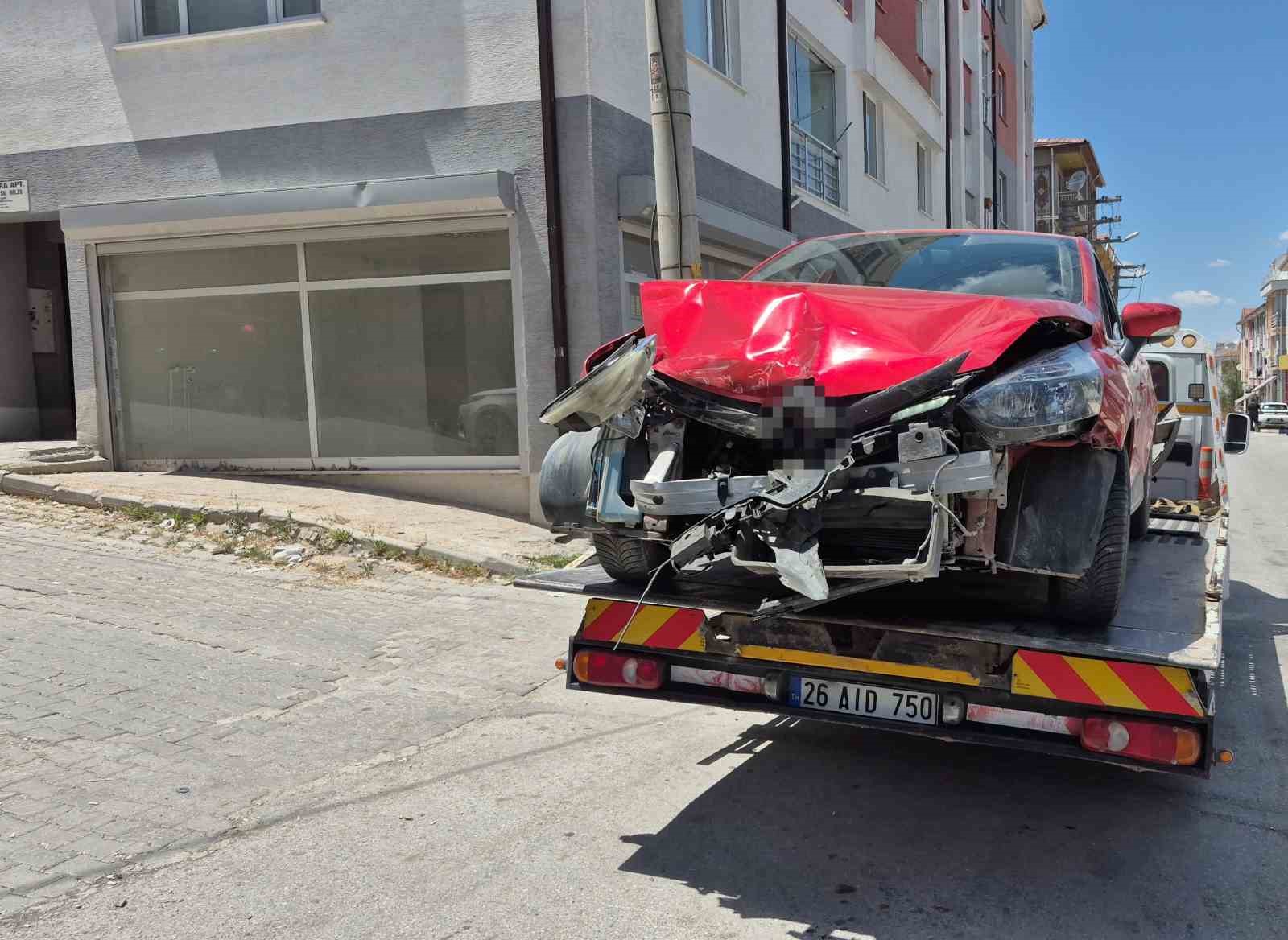 ALKOLLÜ VE EHLİYETSİZ SÜRÜCÜNÜN KULLANDIĞI OTOMOBİL, PARK HALİNDEKİ ARAÇLARA ÇARPTI
