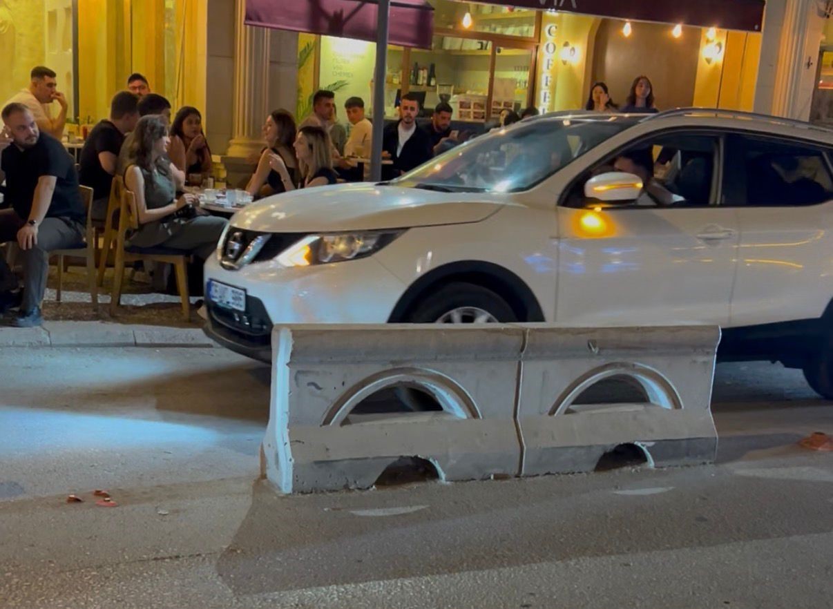 KİMİSİ EGZOZUYLA KİMİSİ DE OTOMOBİLİNE TAKTIRDIĞI KAMYON KORNASIYLA SOKAKTA RAHATSIZLIĞA NEDEN OLDU