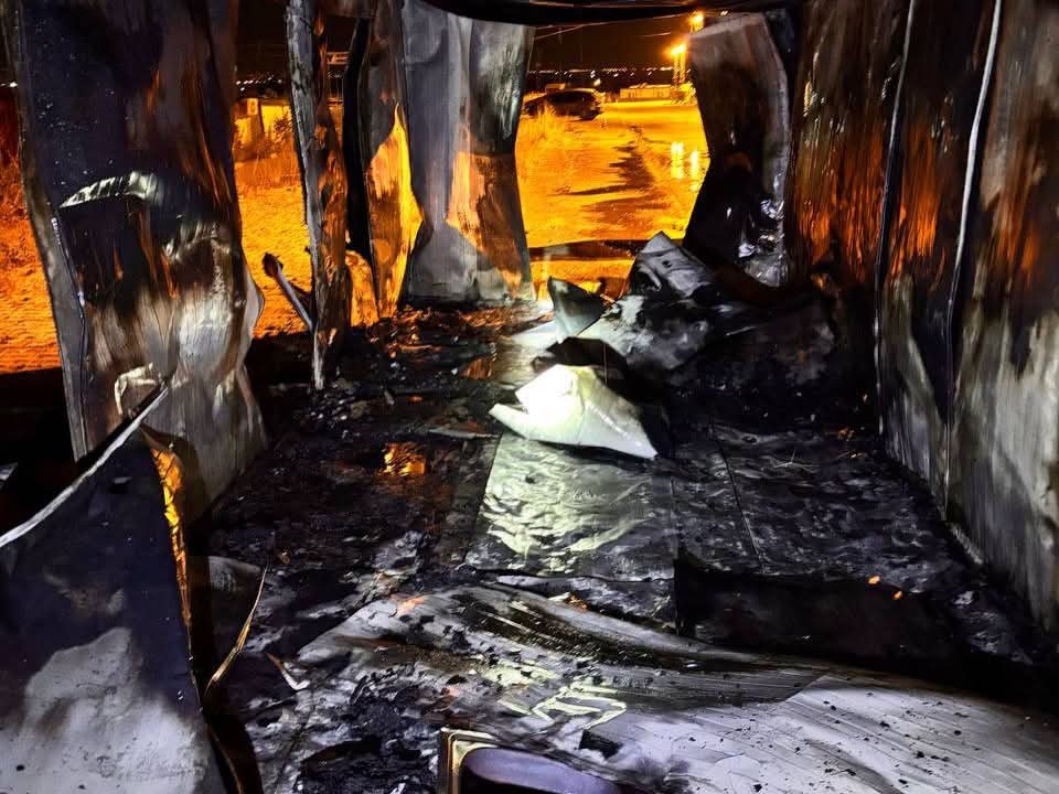 KIRIKHAN’DA ALEVLERE TESLİM OLAN KONTEYNER KULLANILAMAZ HALE GELDİ