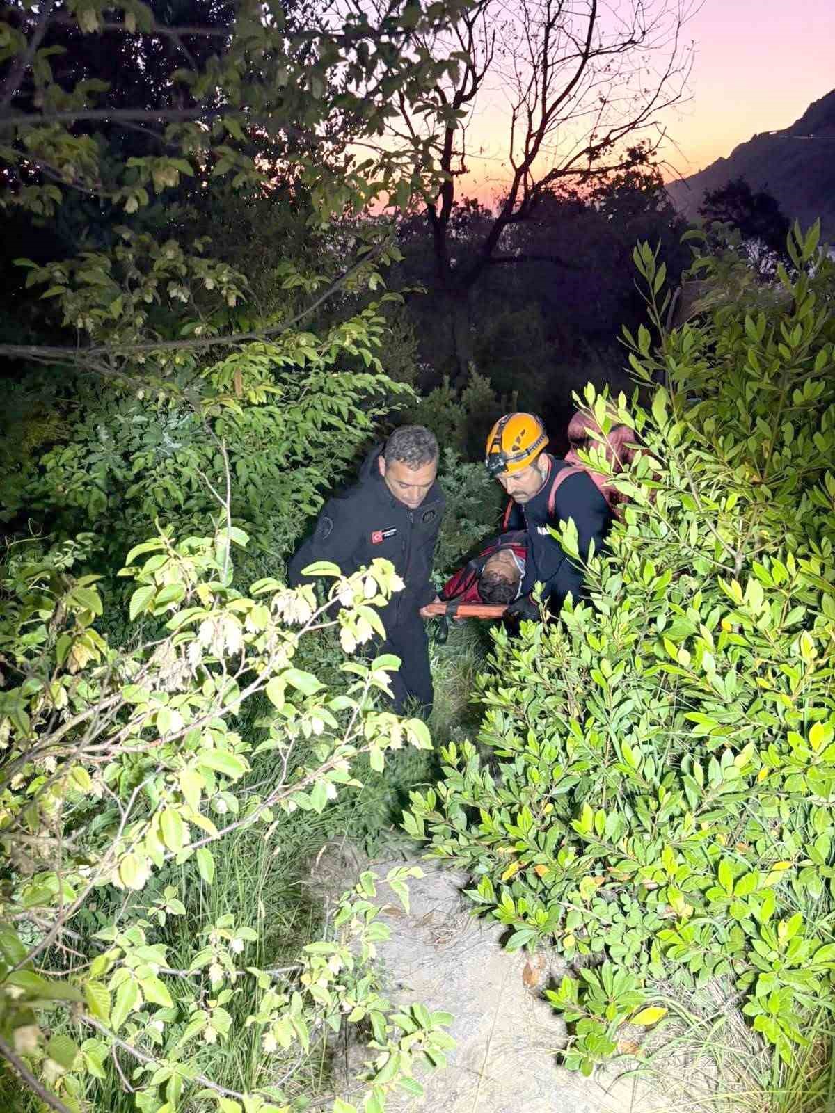 KAYALIKLARDAN DÜŞEN AMATÖR BALIKÇIYI AFAD VE İTFAİYE EKİPLERİ KURTARDI