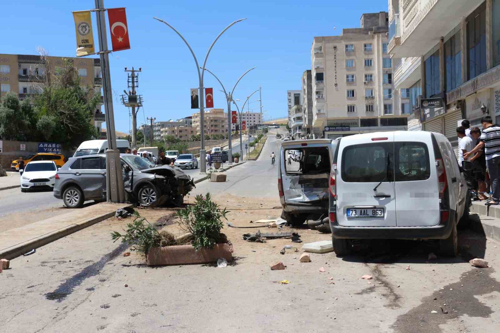 ŞIRNAK’TA ZİNCİRLEME TRAFİK KAZASI: 4 YARALI