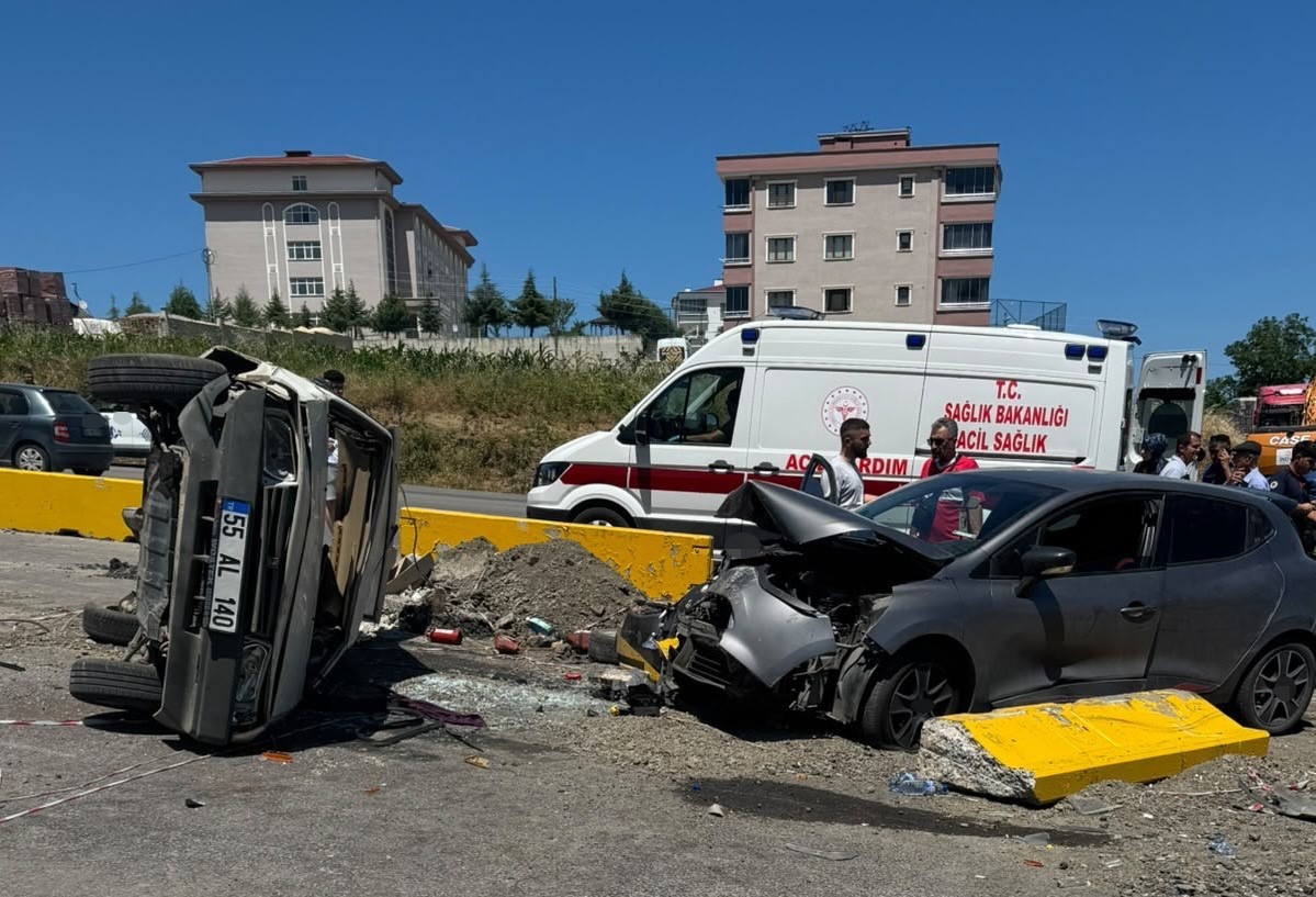 KAVŞAKTA İKİ OTOMOBİL ÇARPIŞTI: 3 YARALI