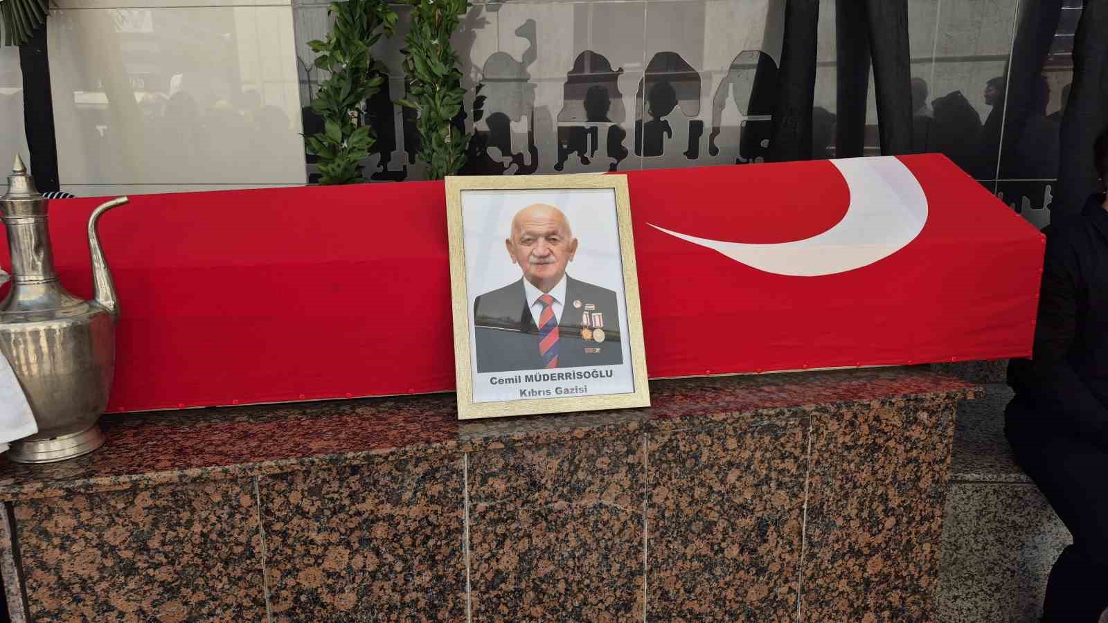KIBRIS GAZİSİ MÜDERRİSOĞLU SON YOLCULUĞUNA TÖRENLE UĞURLANDI