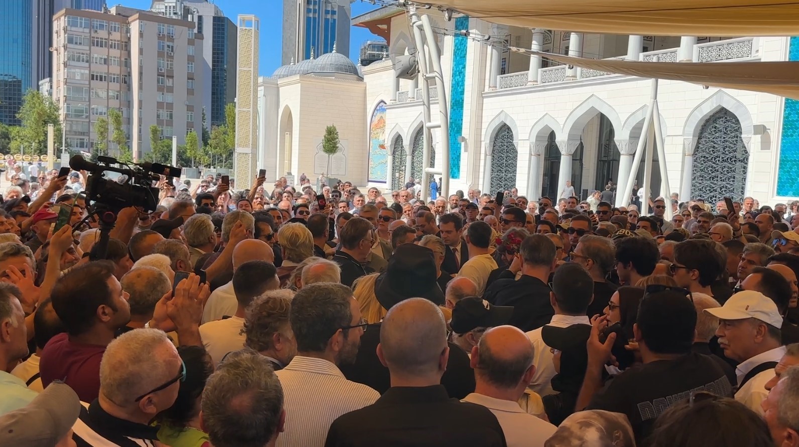 USTA OYUNCU KADİR İNANIR İÇİN CENAZE TÖRENİ DÜZENLENİYOR