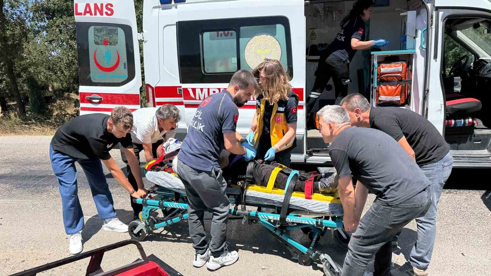 ÇANAKKALE’DE MOTORLU BİSİKLET İLE OTOMOBİL ÇARPIŞTI; 1 KİŞİ YARALANDI