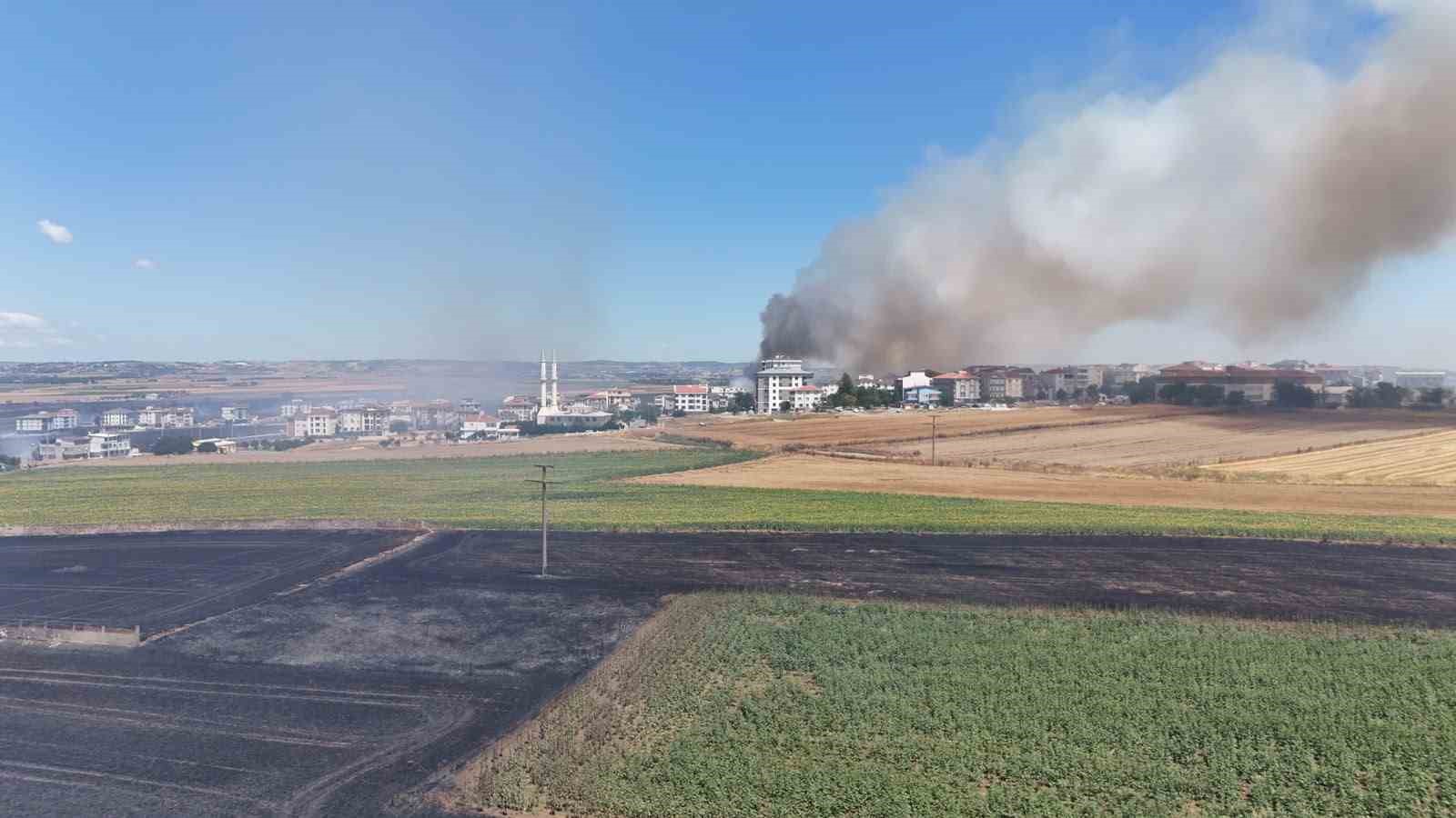 SİLİVRİ’DE RÜZGARLA BÜYÜYEN YANGINDA ALEVLERİ KONTROL ALTINA ALMA ÇALIŞMALARI DEVAM EDİYOR