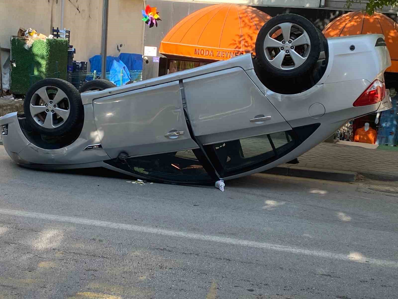 BOLU’DA PARK HALİNDEKİ CİPE ÇARPAN OTOMOBİL TAKLA ATTI: 1 YARALI