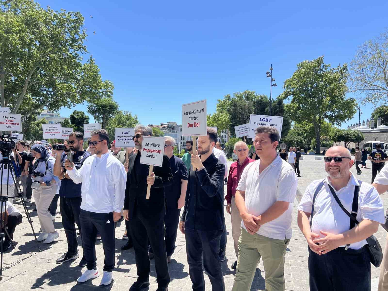 BEYAZIT MEYDANI’NDA KRUVAZİYER GEMİSİ PROTESTO EDİLDİ