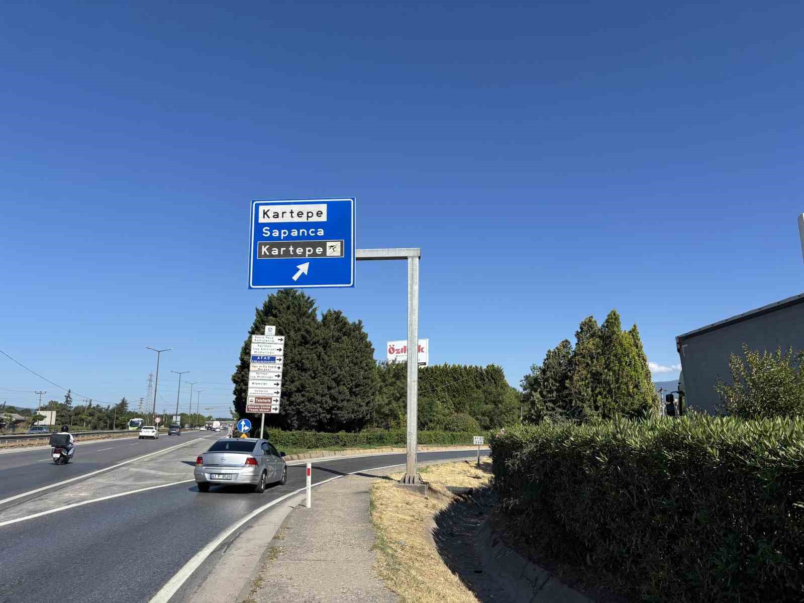 PANELVAN YÖN TABELASINA ÇARPTI: 1 ÖLÜ, 2 YARALI