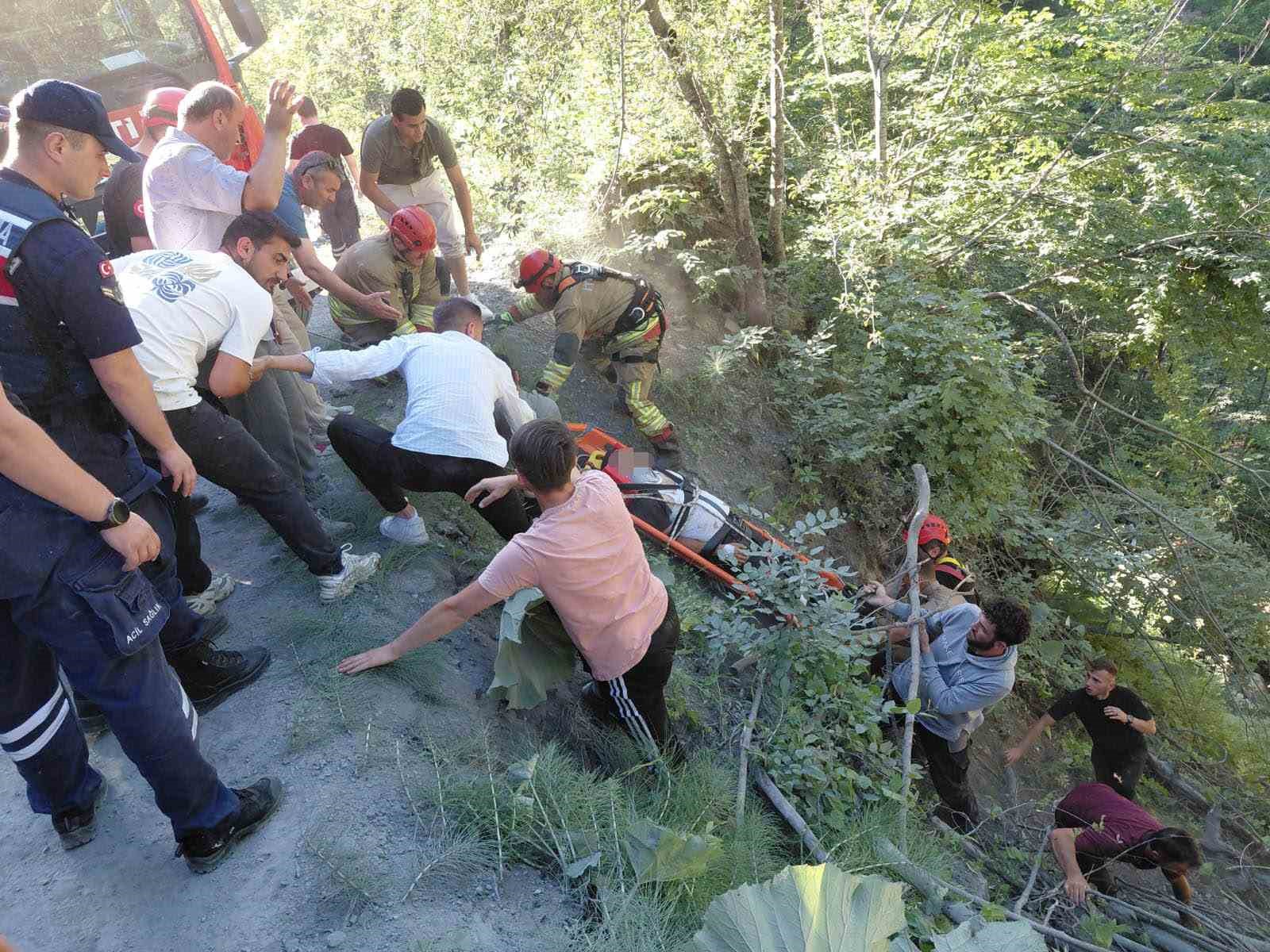 YAYLA YOLUNDA OTOMOBİL UÇURUMA YUVARLANDI: 1 YARALI