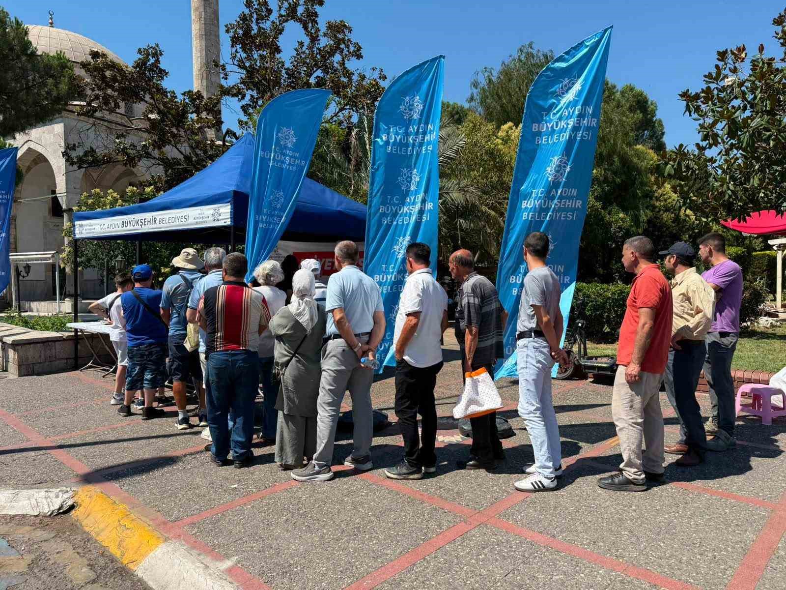 BÜYÜKŞEHİR’DEN VATANDAŞLARA AŞURE İKRAMI