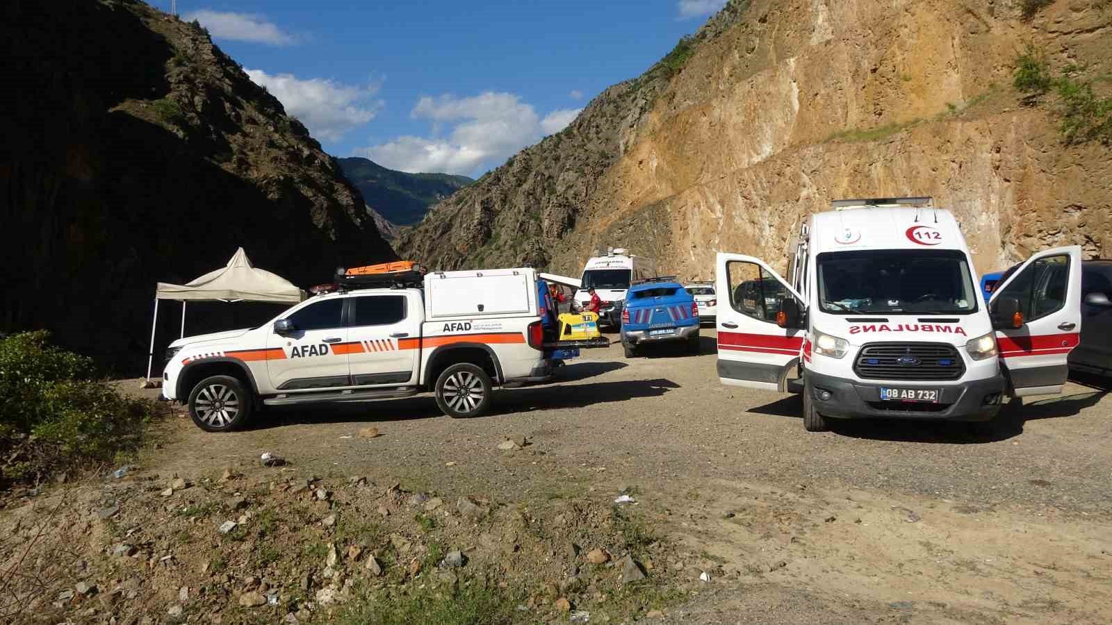 ARTVİN’DE DEREYE UÇAN KAMYONDAKİ KAYIP ŞAHSIN CANSIZ BEDENİNE 14 GÜN SONRA ULAŞILDI