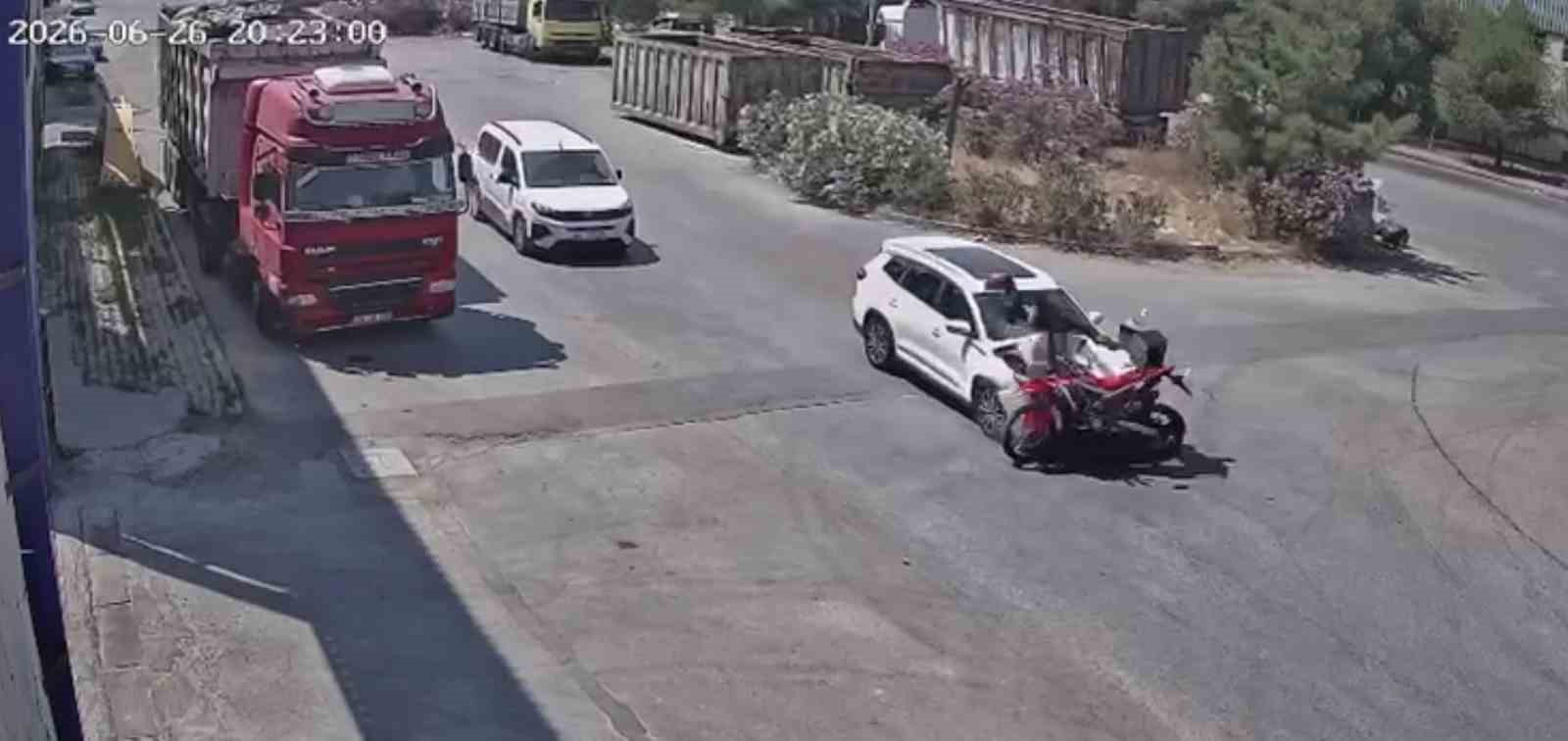 15 YAŞINDAKİ ÇOCUĞUN KULLANDIĞI OTOMOBİL MOTOSİKLETE ÇARPTI, SÜRÜCÜ AĞIR YARALANDI