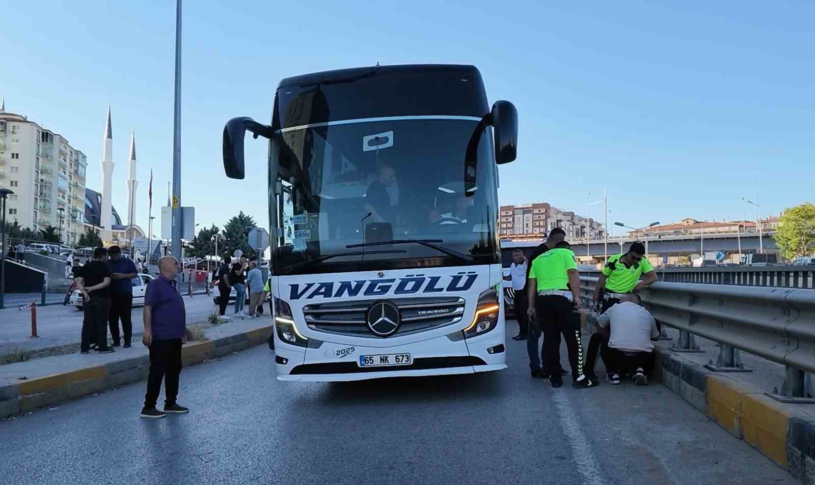 EHLİYETSİZ SÜRÜCÜ, OTOMOBİL VE YOLCU OTOBÜSÜNE ÇARPTI: 40’AR BİN LİRA CEZA KESİLDİ