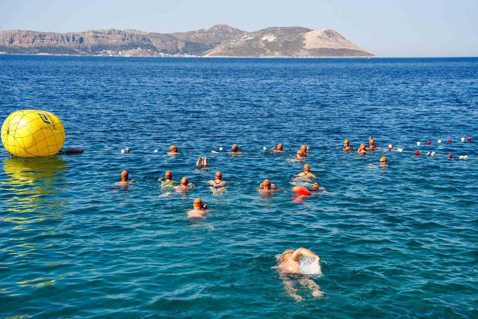 MEİS-KAŞ YÜZME MARATONU’NDA SPORCULAR DOSTLUK İÇİN KULAÇ ATTI