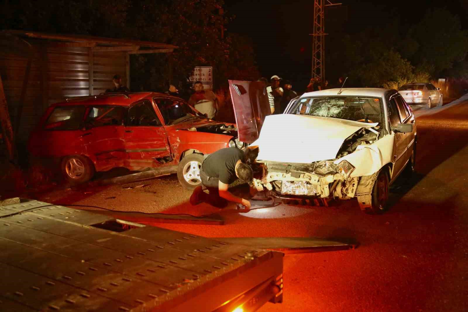 KASTAMONU’DA İKİ OTOMOBİL ÇARPIŞTI: 8 YARALI