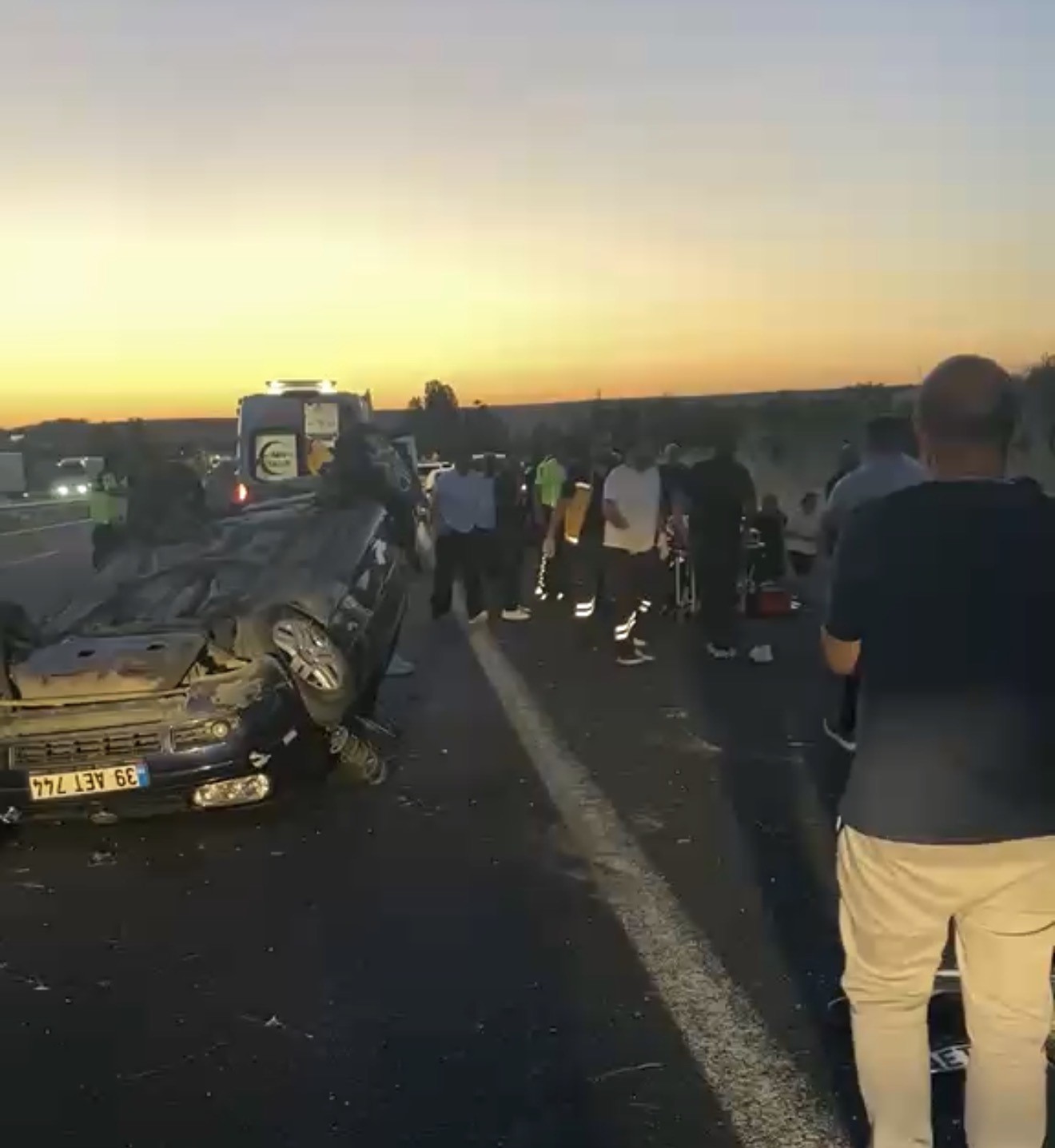 LASTİĞİ PATLAYAN OTOMOBİL BARİYERLERE ÇARPARAK TAKLA ATTI: 2 YARALI
