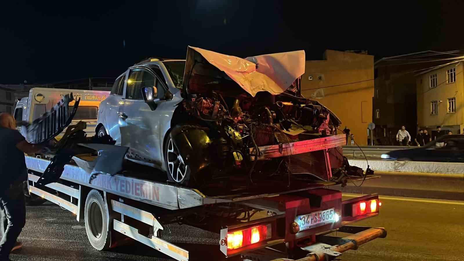 OTOMOBİL SERVİSE ÇARPTI: 6 YARALI