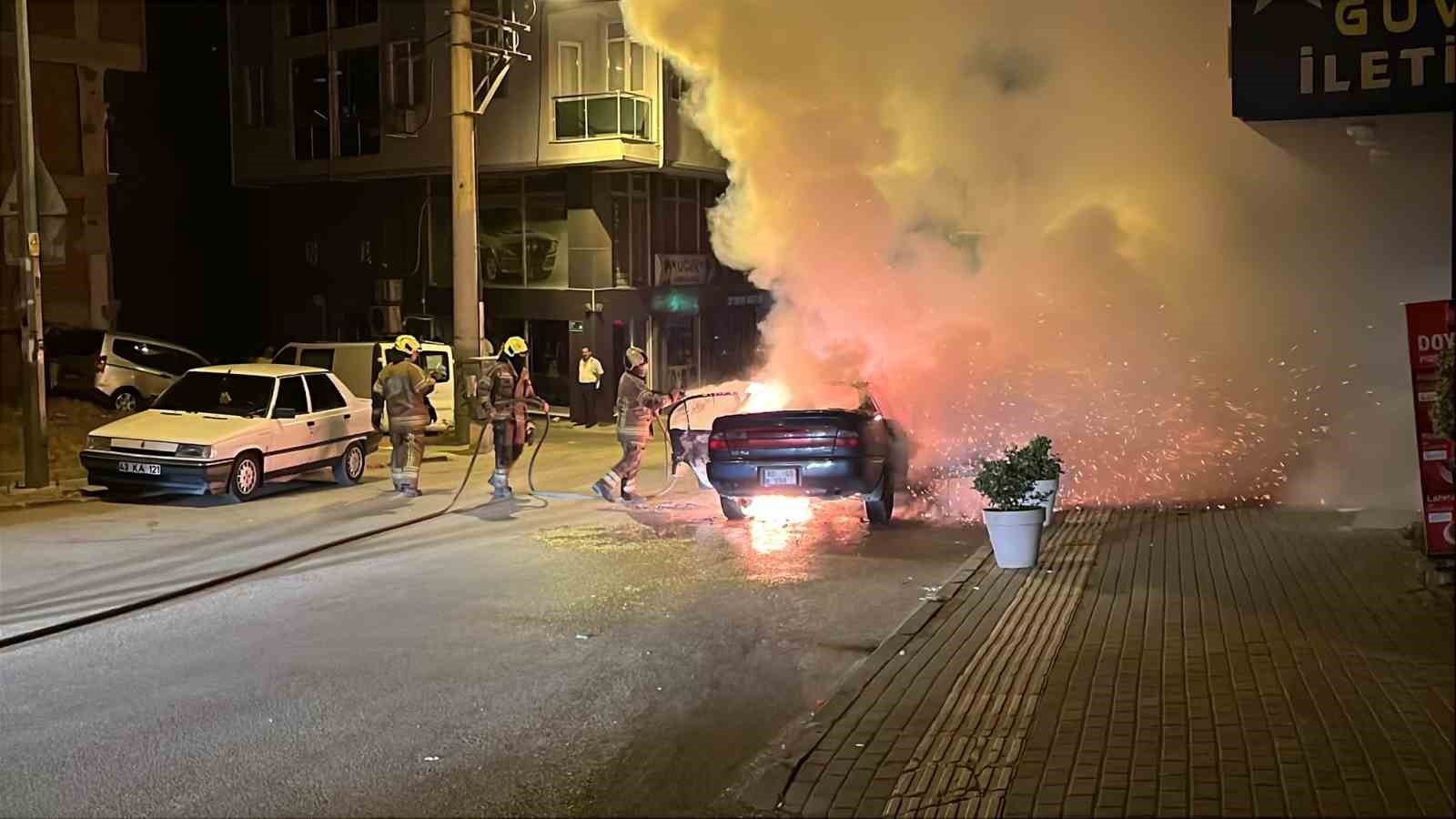 SEYİR HALİNDEKİ ARAÇ ALEVLERE TESLİM OLDU, SOKAK AYDINLANDI