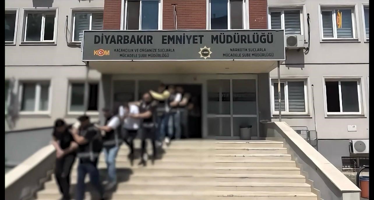 DİYARBAKIR’DA SİLAHLI SUÇ ÖRGÜTÜ ŞEBEKESİ ÇÖKERTİLDİ: 40 GÖZALTI