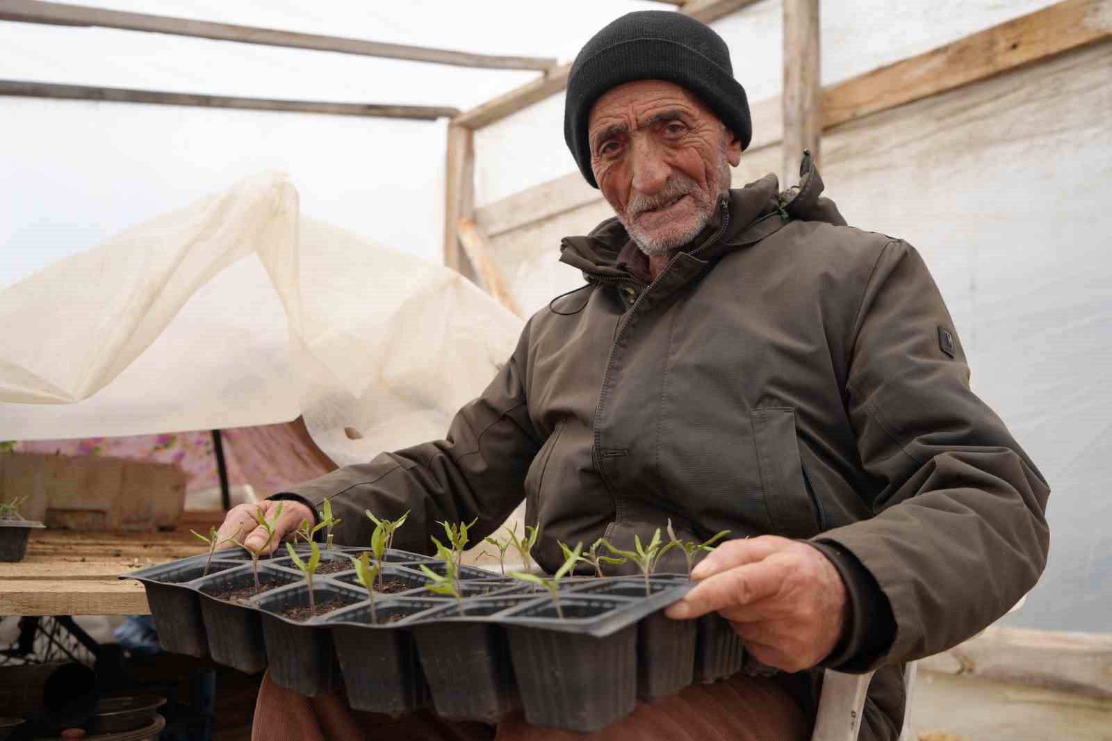 BAYBURTLU ÇİFTÇİ ’MEMLEKET MESELESİ’ GÖRDÜĞÜ ATA TOHUMLARINI GELECEK KUŞAKLAR İÇİN ÇOĞALTIYOR