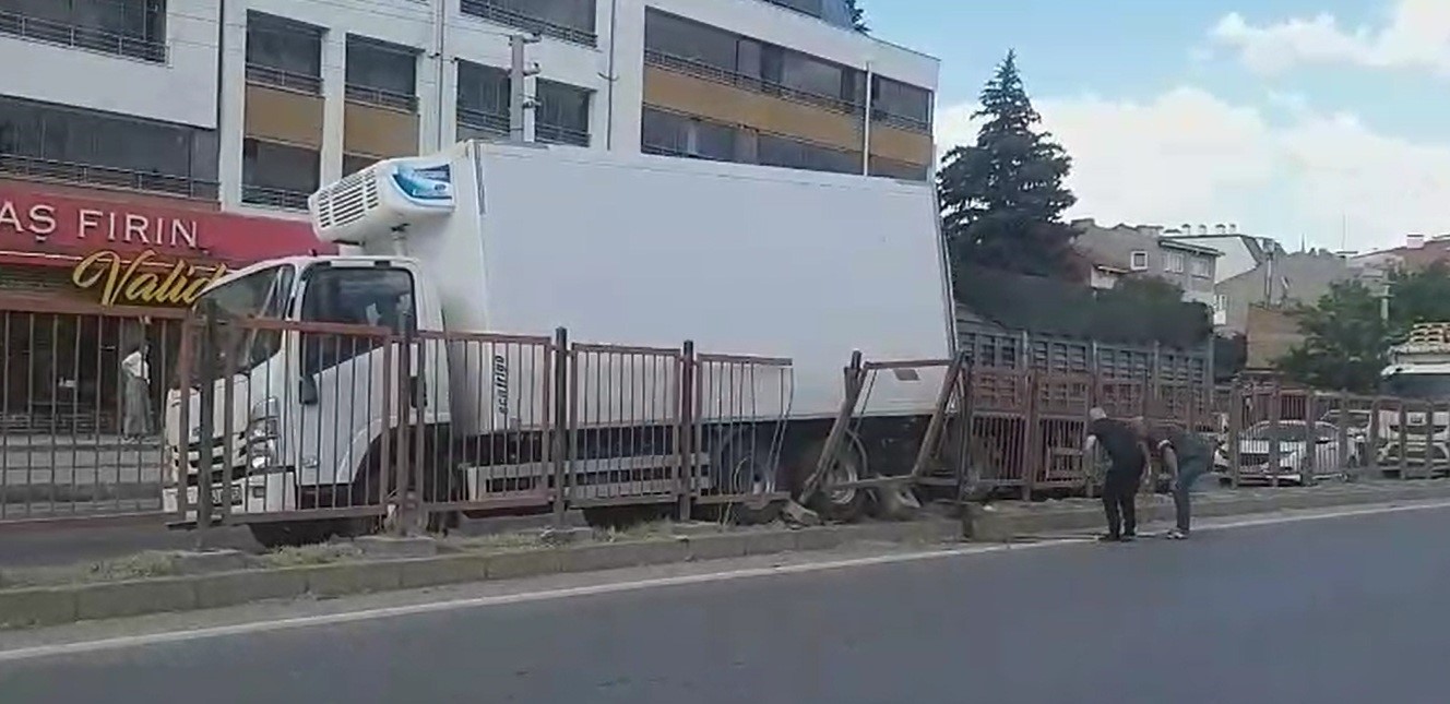 MARKETE GİREN SÜRÜCÜ EL FRENİNİ ÇEKMEDİ, FACİADAN DÖNÜLDÜ